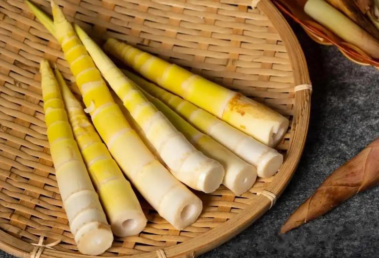 四月份必吃的十种食物排行榜

四月春和景明，万物复苏，大自然馈赠了一批鲜嫩可口的