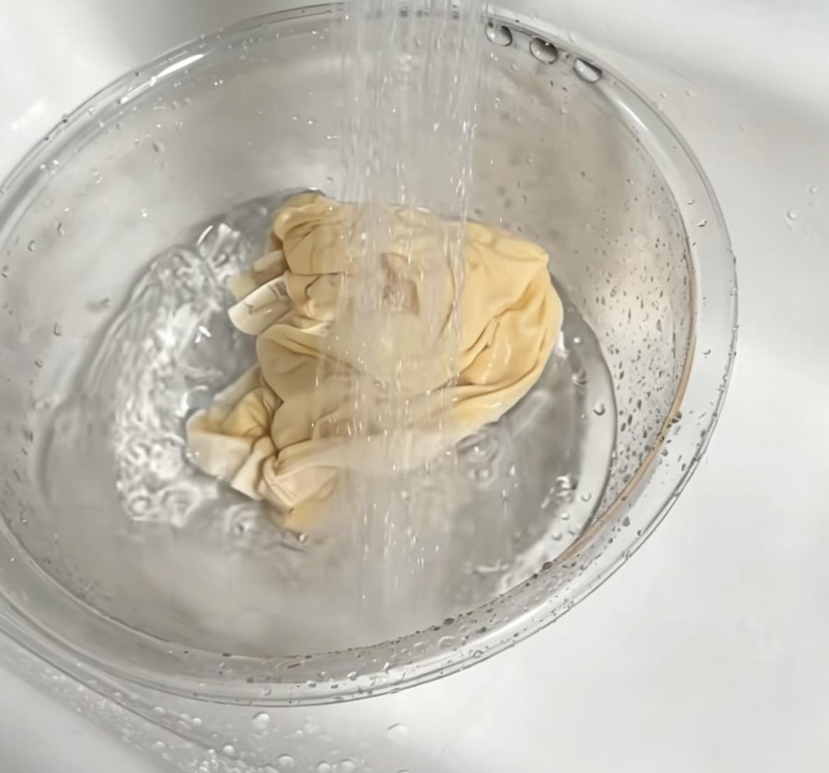 婆婆一辈子认准开水烫内裤这件事，每次清洗完总要特意用沸水浸泡一遍，早先我总觉得洗