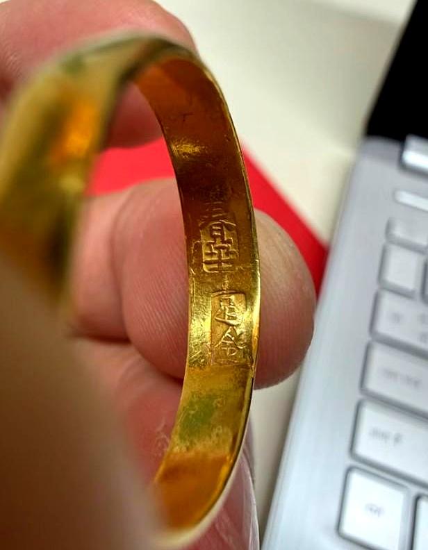 翻箱底找出爷爷留的金镯子，你们猜现在值多少钱？
我朋友就藏着这么个老物件，是他爷