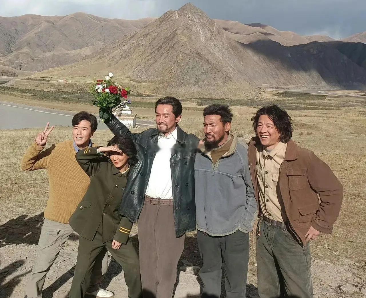 看到胡歌梅婷的这张照片，才明白杨紫为什么要接《生命树》这部剧就是奔着获奖来的。 