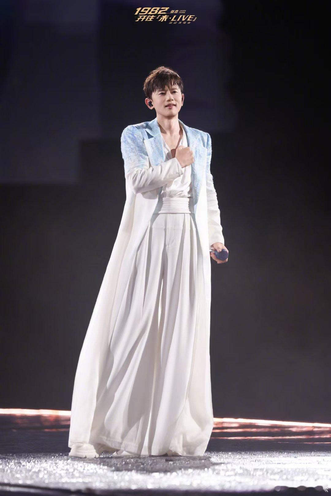 张杰一脚踏出舞台火花 杭州演唱会高能名场面来袭，新编《不眠之夜》dance br