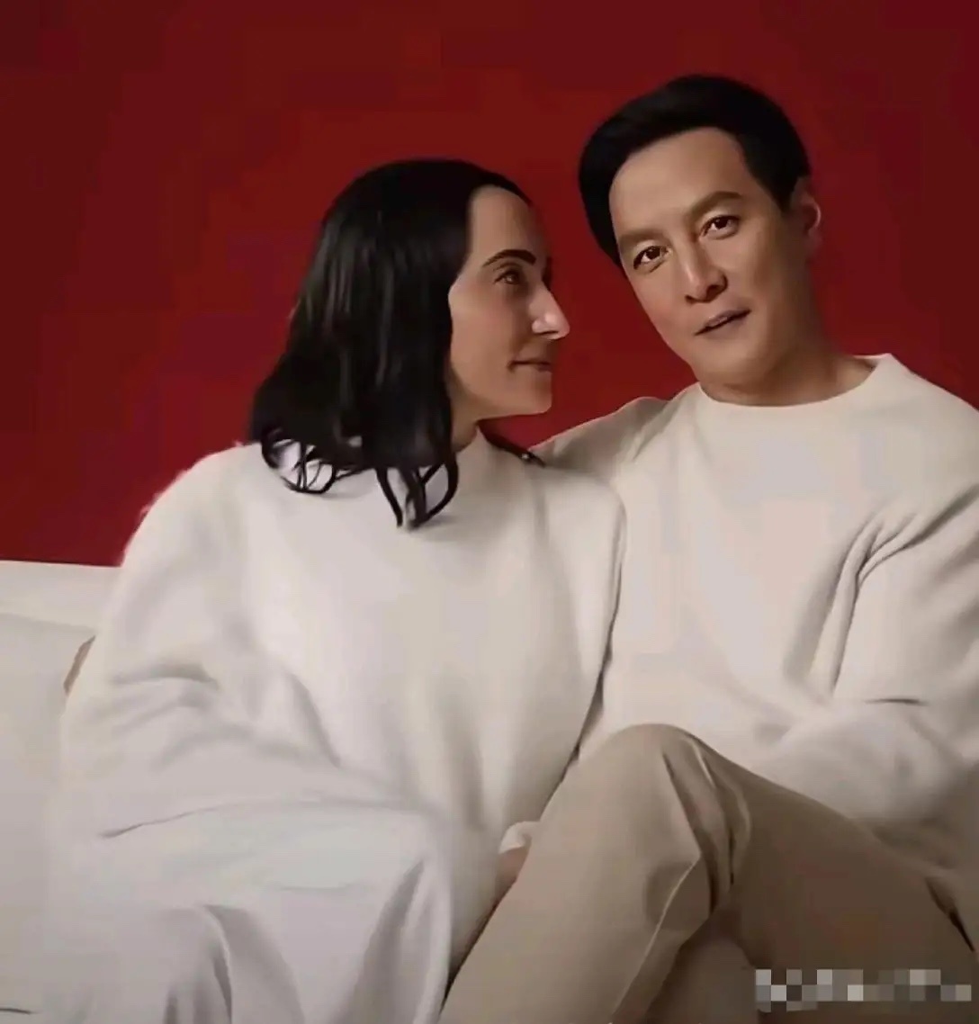 吴彦祖和老婆越来越有夫妻相了。 ​​​