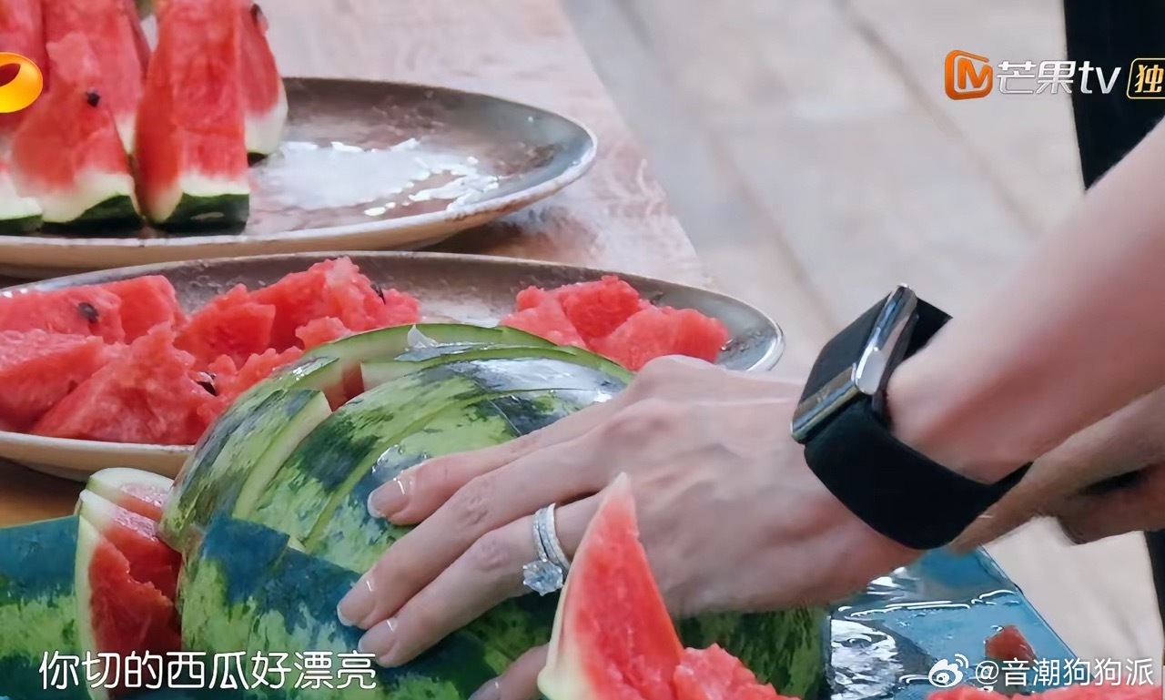 黄晓明徒手劈开两个西瓜后，昆凌把西瓜切给大家吃了。虽然中餐厅全员都赞昆凌切的西瓜