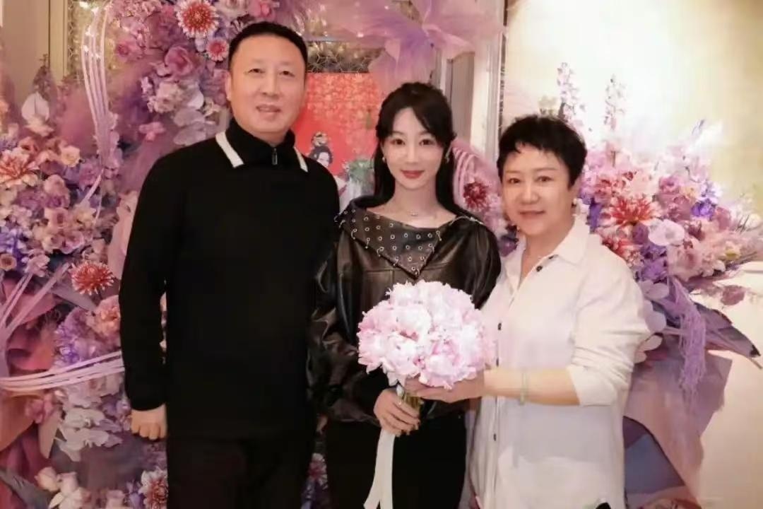 杨紫33岁生日那天，跟爸妈拍了合照。这么一同框很明显的看出，杨紫跟她爸简直一个模