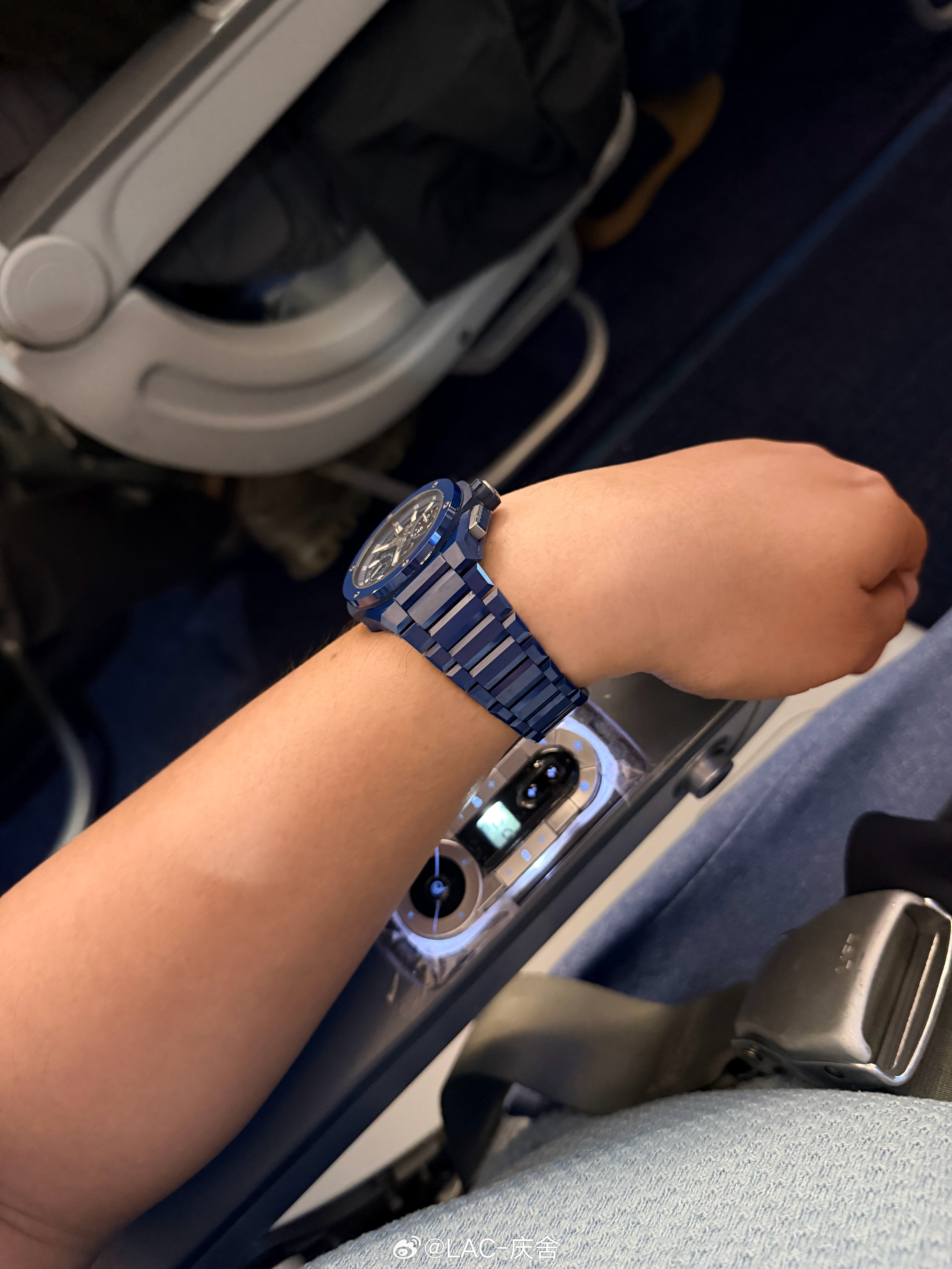 空客330真的好多设计缺陷控制器设计在了扶手处，经常容易误触呼唤键，搞得手都不敢