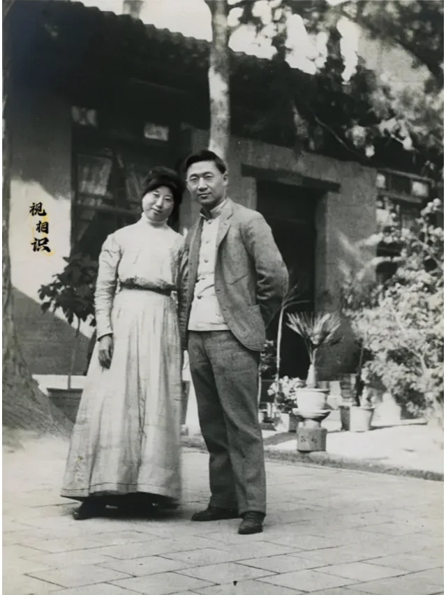 1910年，孔祥熙与原配韩玉梅的留影，两人都是在潞河书院读书时认识的，两人当时条...