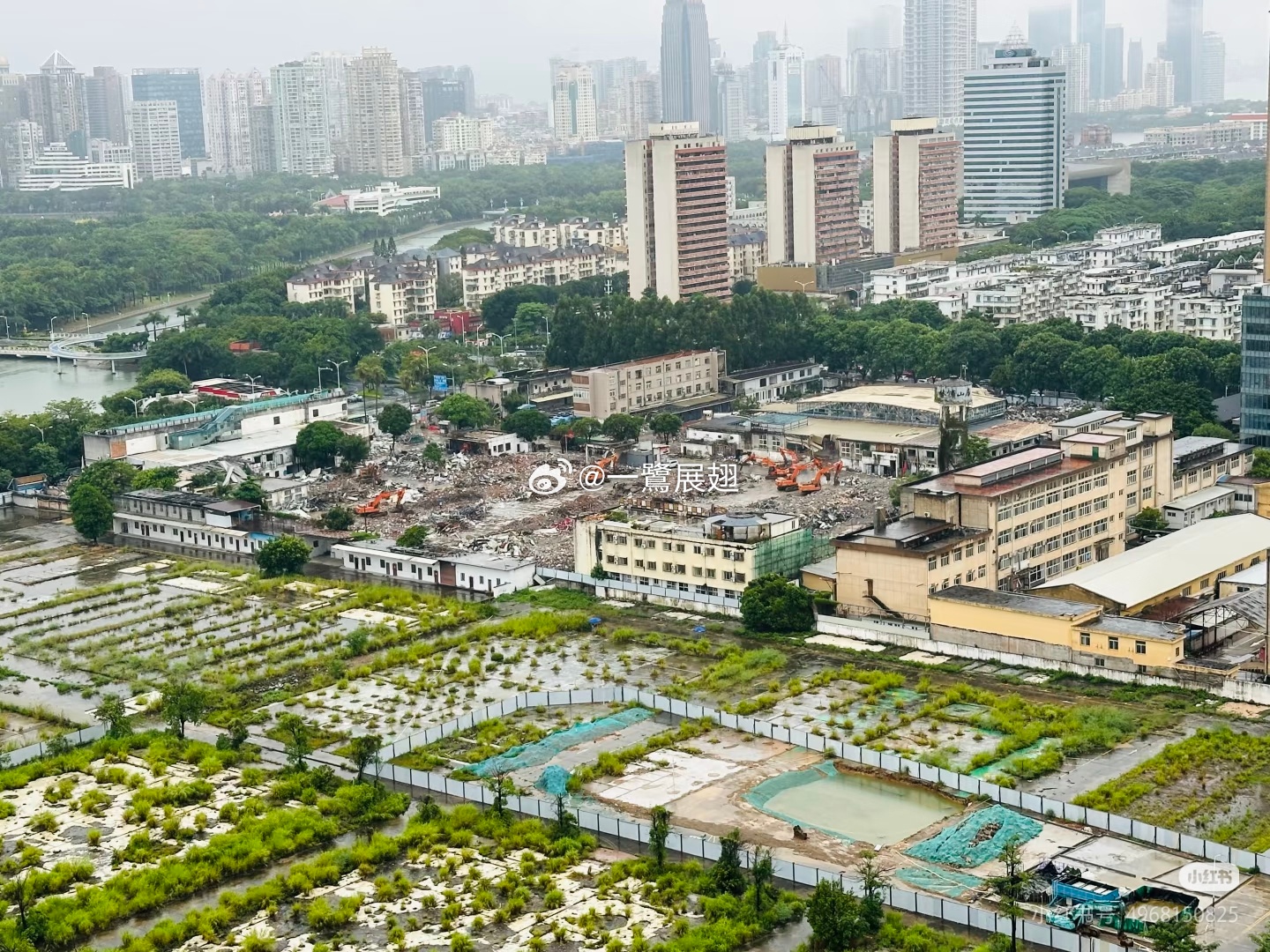 滨北大体量商业地块，雨中也在紧忙拆卸旧建筑。无论结果如何，都会是至少五年内厦门商