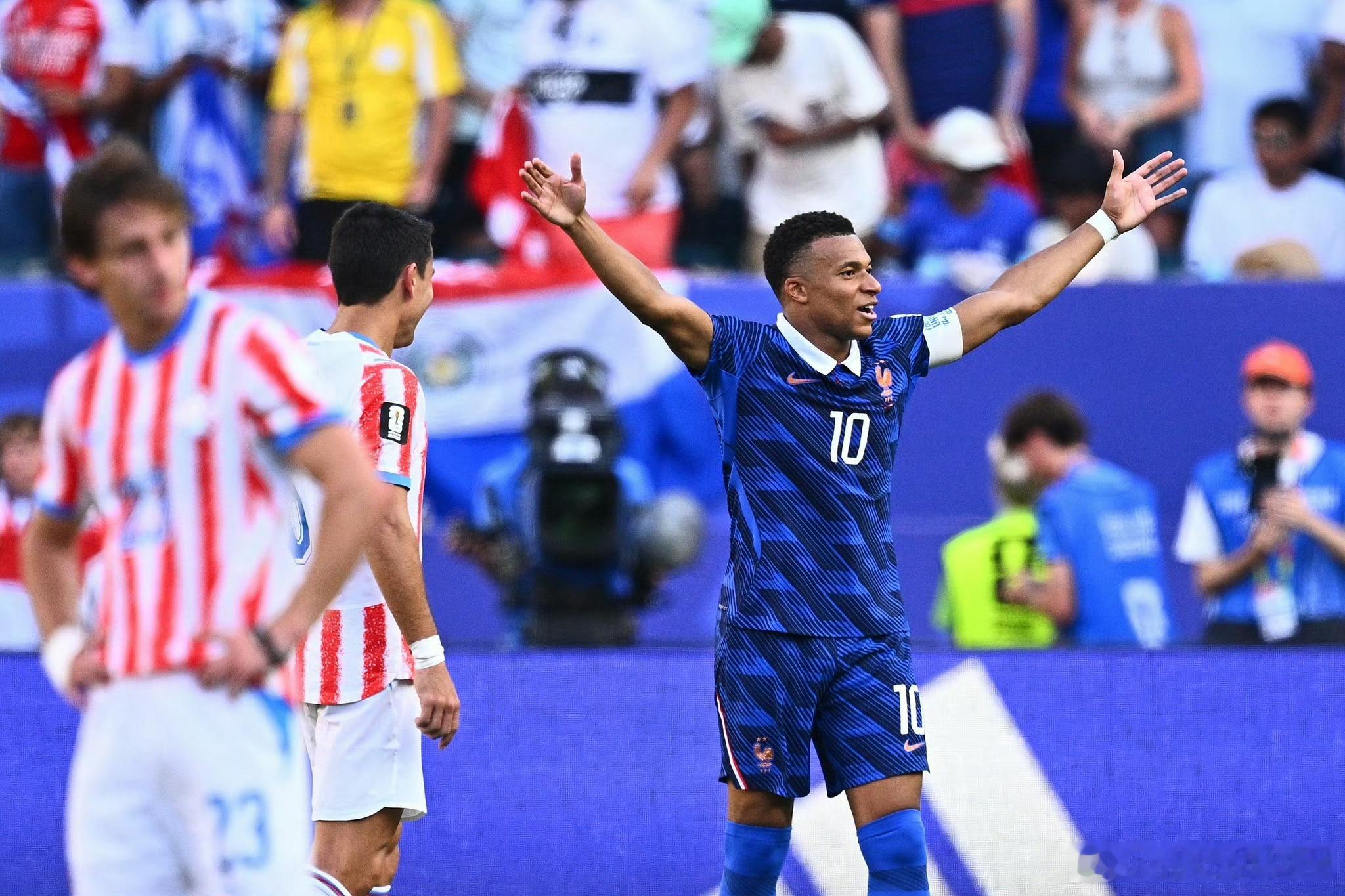巴拉圭0比1法国 美加墨世界杯1/8决赛，巴拉圭vs法国。上半场双方均无建树，两