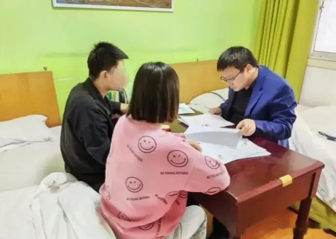 这2件事，说明“被咬女童”事件背后有“高人”相助。

(1)18日上午，小孩家属
