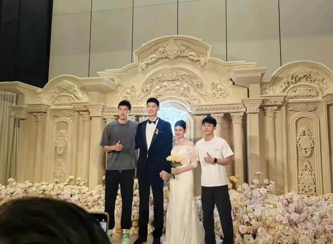 胡金秋大婚，杜润旺和徐杰到场祝贺。                       