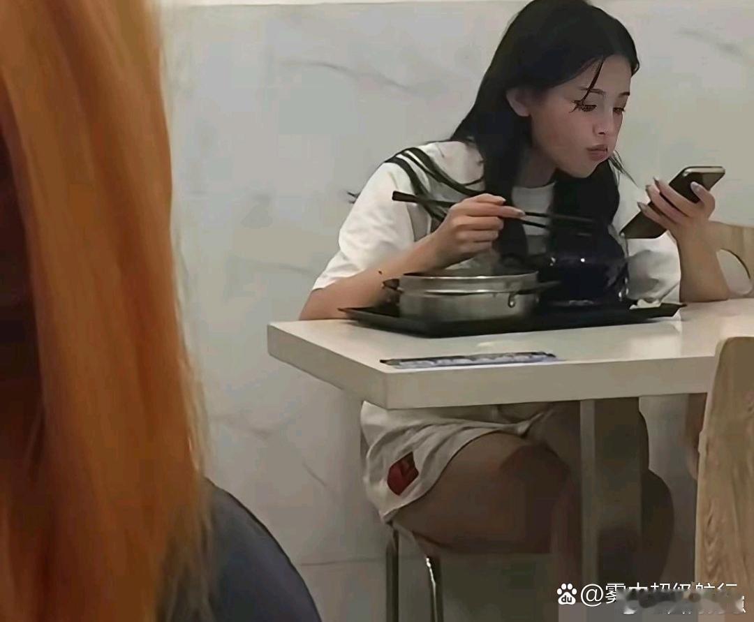 当年厂子里的杨超越，谁能料到日后竟逆袭成顶流 