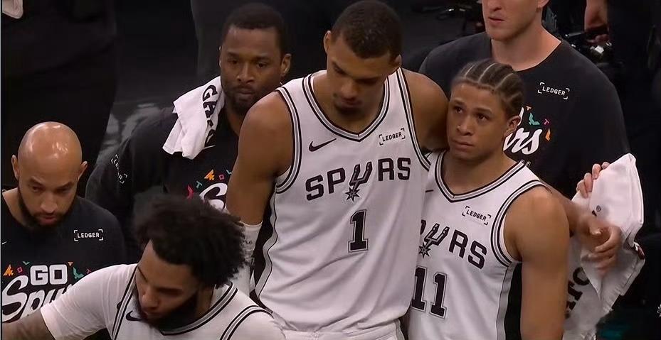 在NBA西部决赛G4的激烈角逐中，马刺主场迎来了一场载入史册的史诗级大胜。面对卫