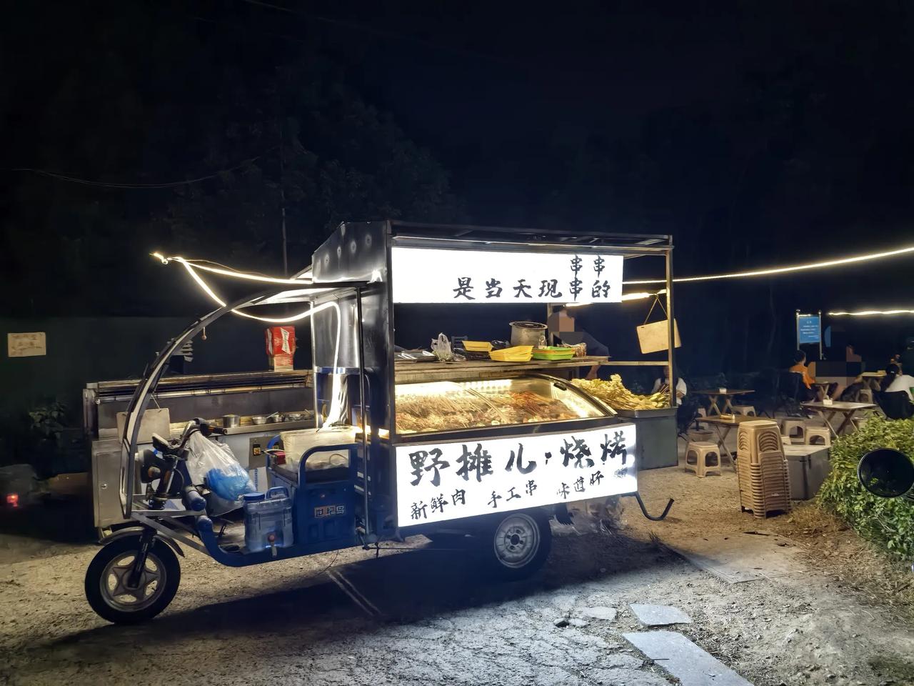 晚饭后，七时，趁着有点凉风，赶紧下楼透透气。
      走到家附近的一块空地，