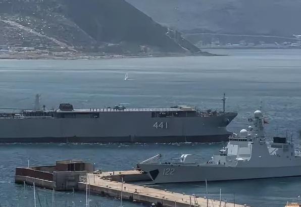 咱们中国海军杀到霍尔木兹海峡！美军双航母在中东地区摆开架势，中俄伊三国联合军演背