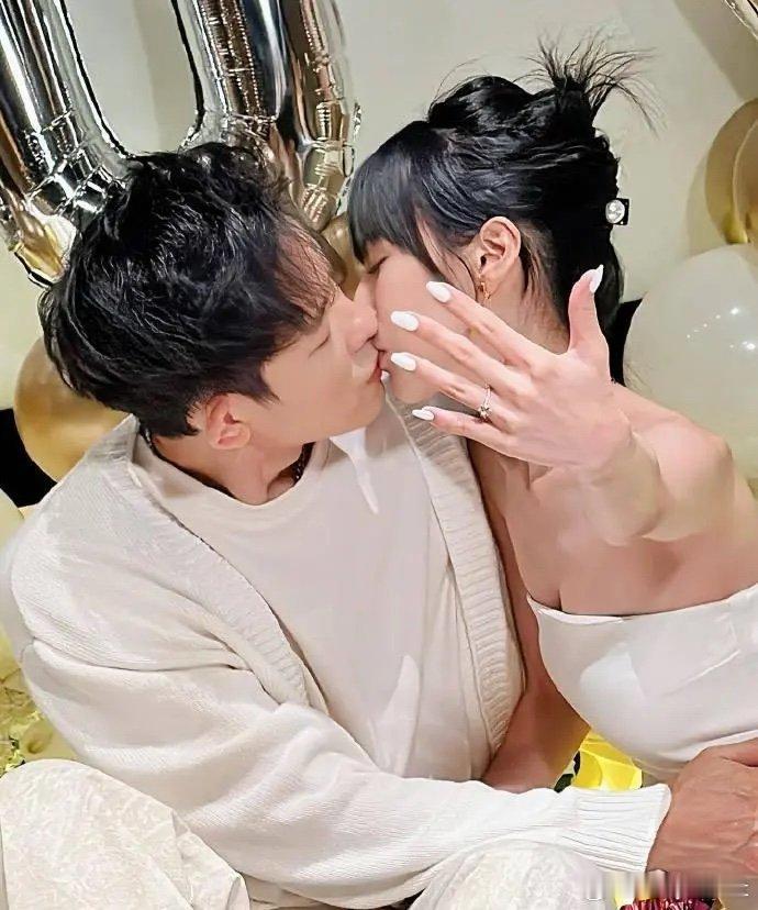 #敖犬正式给女友补求婚仪式#敖犬正式给女友补了个求婚仪式，他单膝下跪，女友超快答