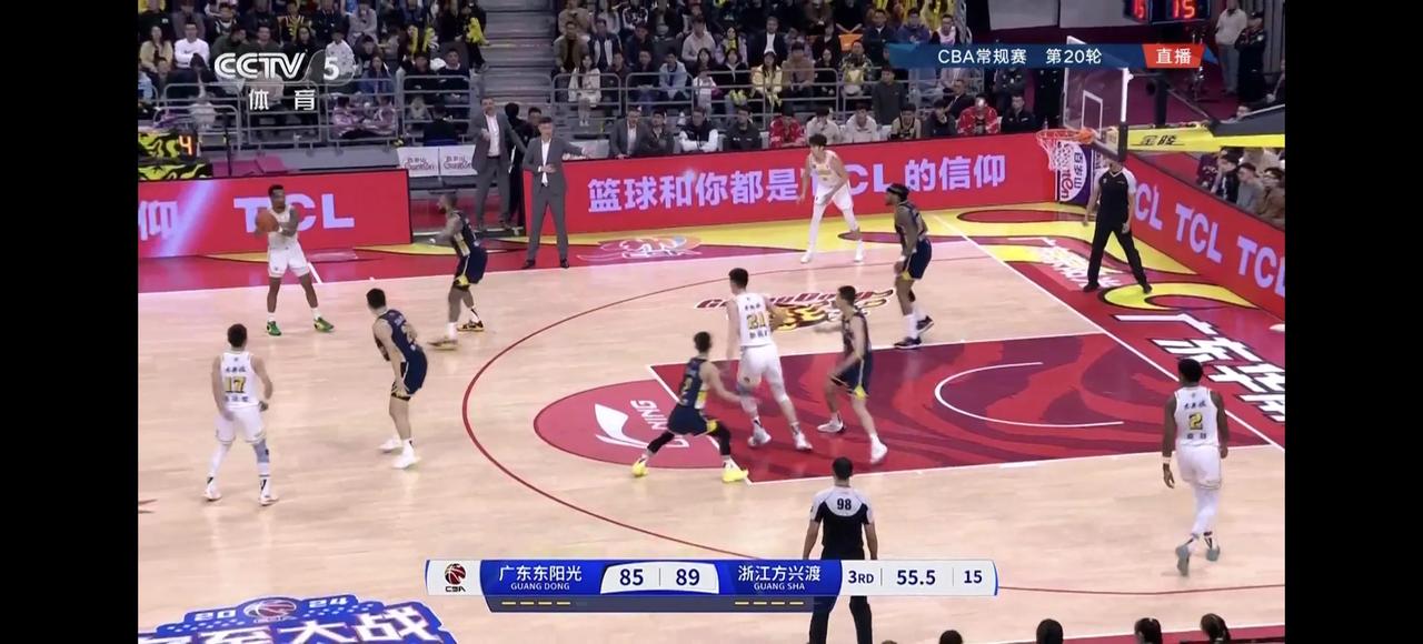 广东东阳光三节比赛结束85：89落后浙江，比赛很精彩：
1、平民球队广东队能与排