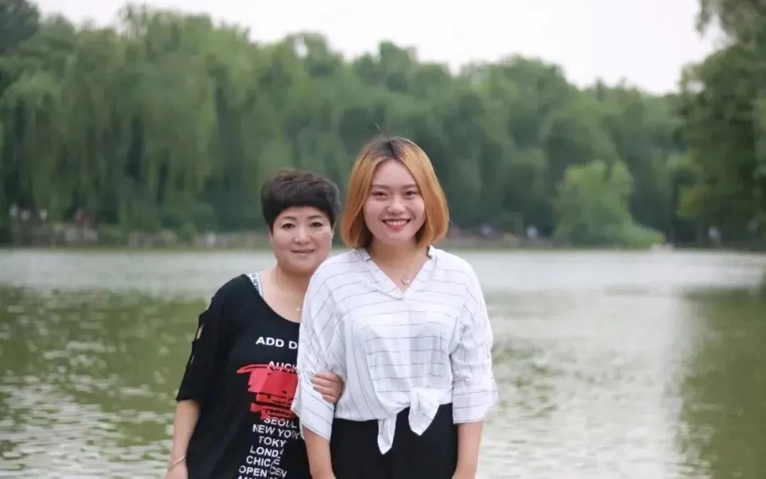笑掉大牙，在你眼里没结婚连高校教授都是一事无成，你也不反想一下，你这类人在他眼里