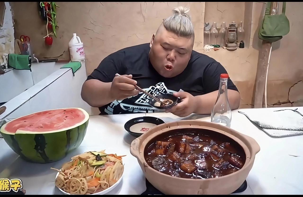 赌赢了，赚几个“火箭”；赌输了，直接送进ICU；镜头前，狼吞虎咽，镜头后，抠喉狂