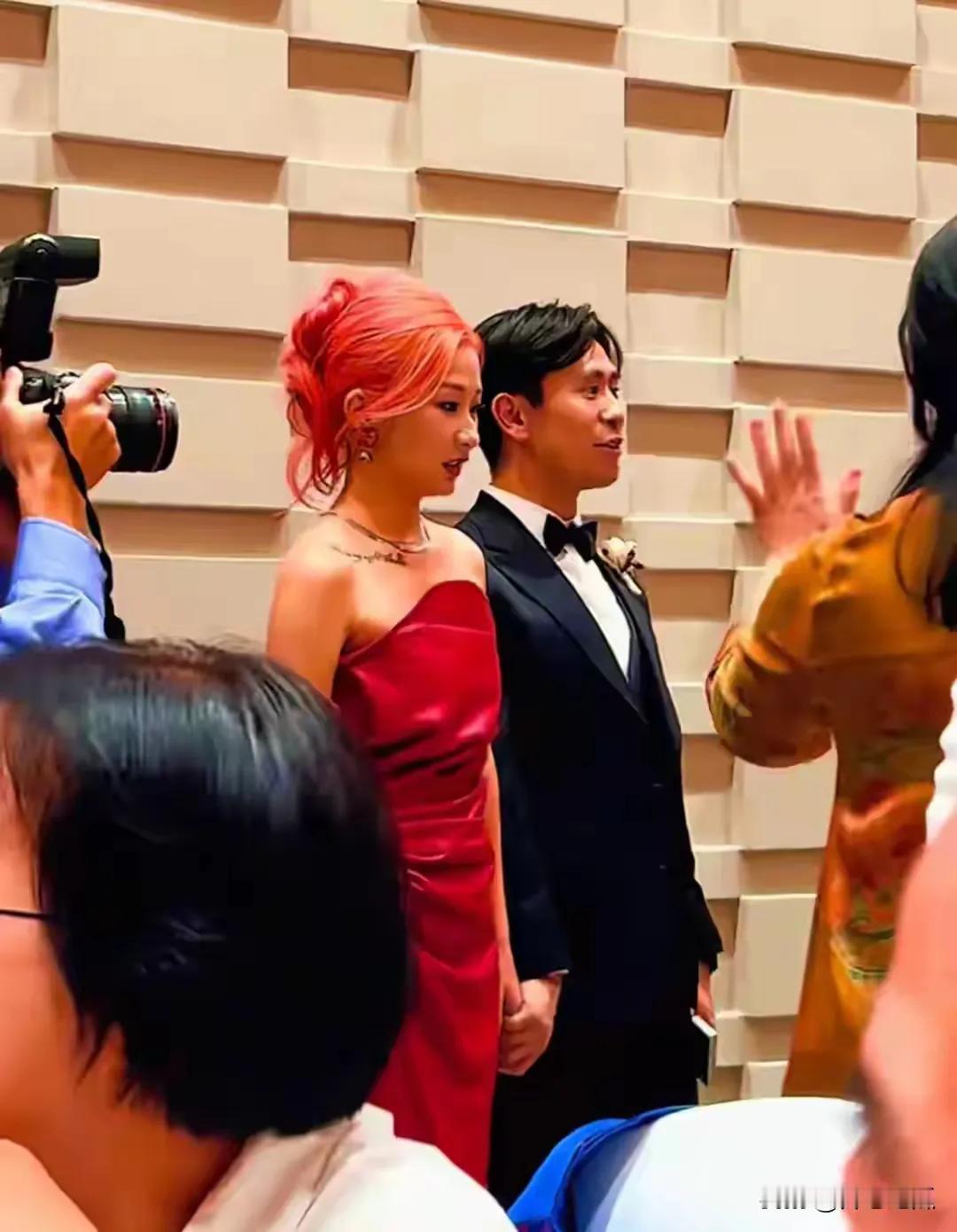 近日，刘欢女儿在重庆举行婚礼的消息引发了广泛的关注与热议。婚礼现场，桌上摆满了象