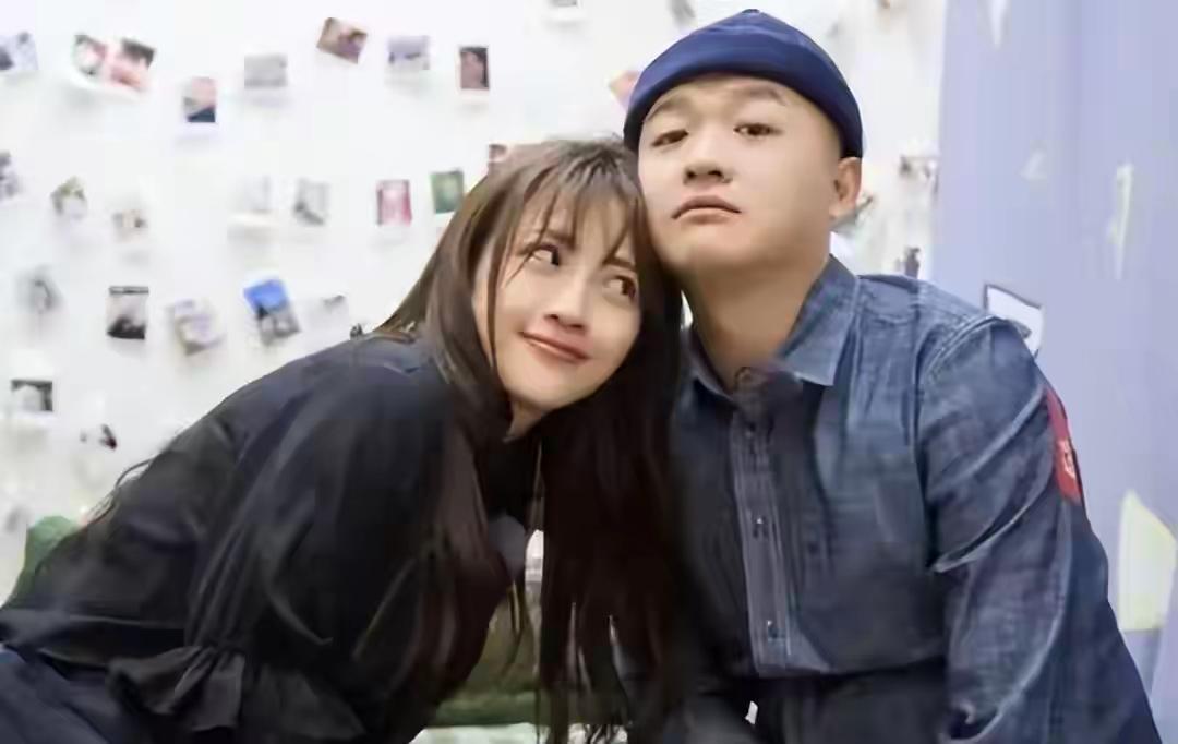 2026年8月26日，有媒体发了段实拍视频，说包贝尔大半夜跟一个红发女的一块进了