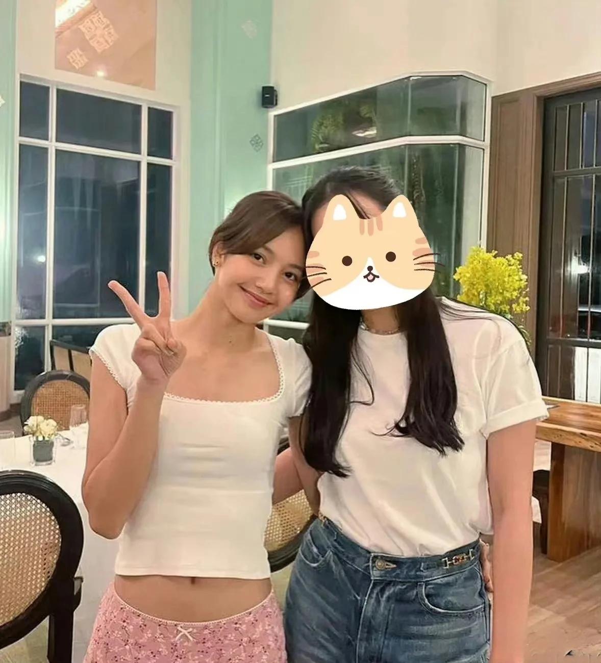 #娱评大赏#Lisa最新合照，看来心情一点也没被影响！

不得不说Lisa还挺抗