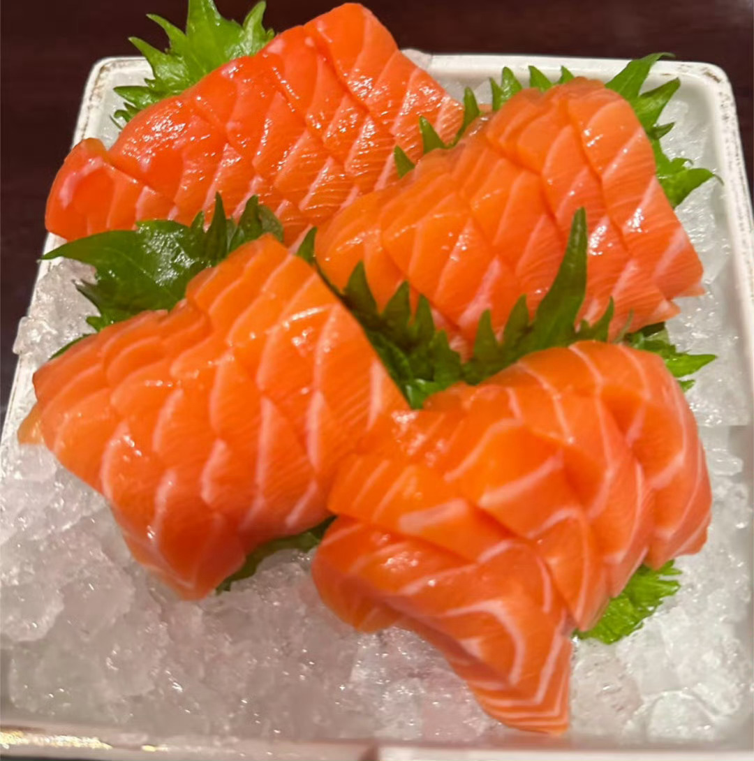 吃生鱼片要了杯热水这个还有鹅肝我都婉拒了一口都不敢吃，每次都是看的份不敢下嘴 