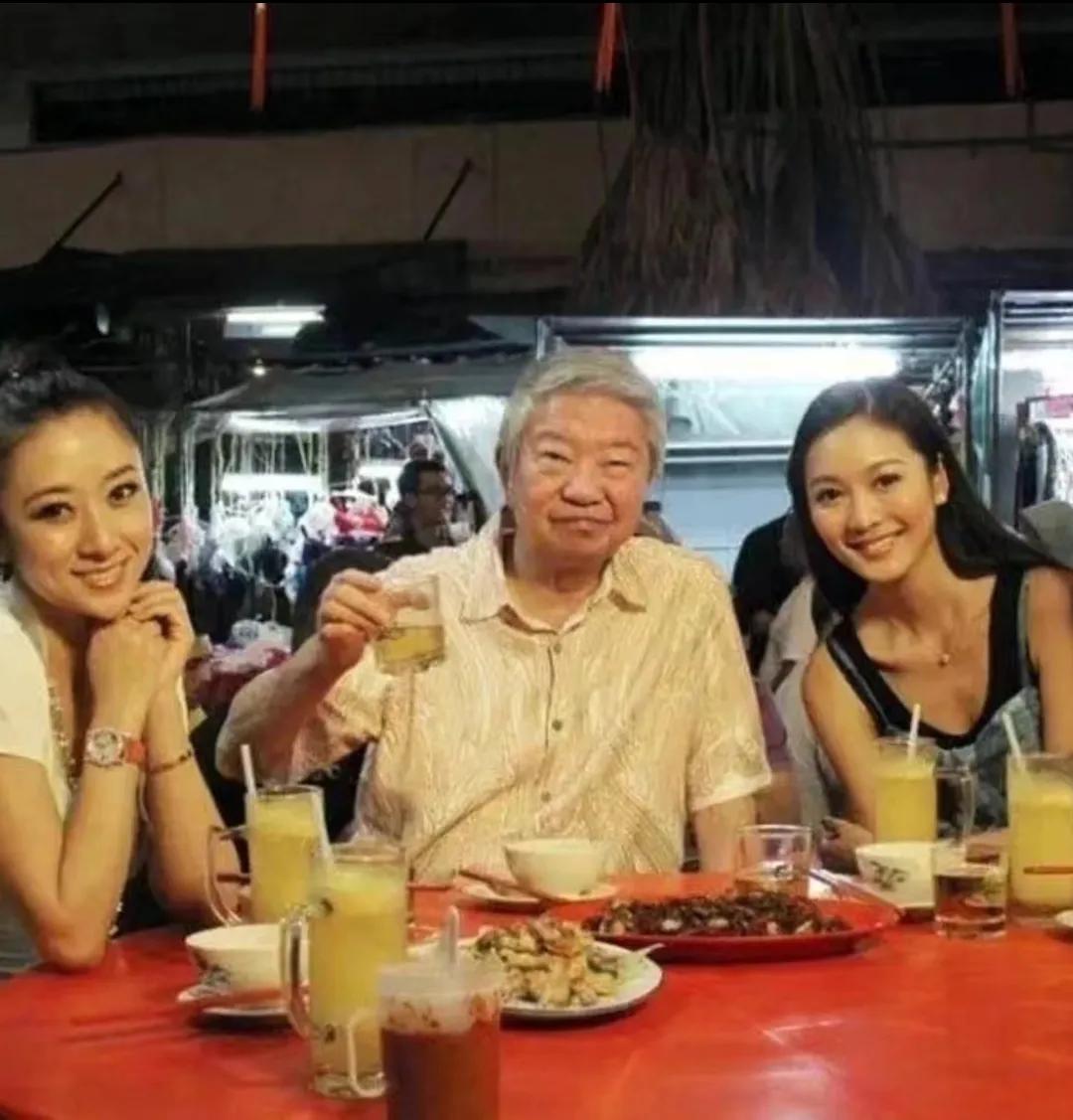 虽然不太认同他的生活方式，但是真的羡慕他的生活，许知远问他有多少个女朋友，他说：