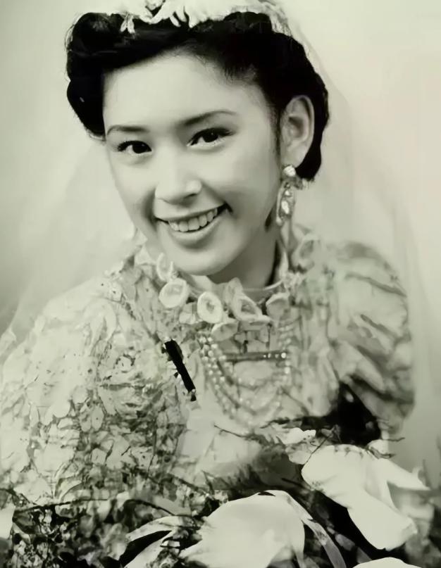1966年，27岁的胡友松发现生理期没正常来，便问76岁的丈夫李宗仁怎么办。谁料