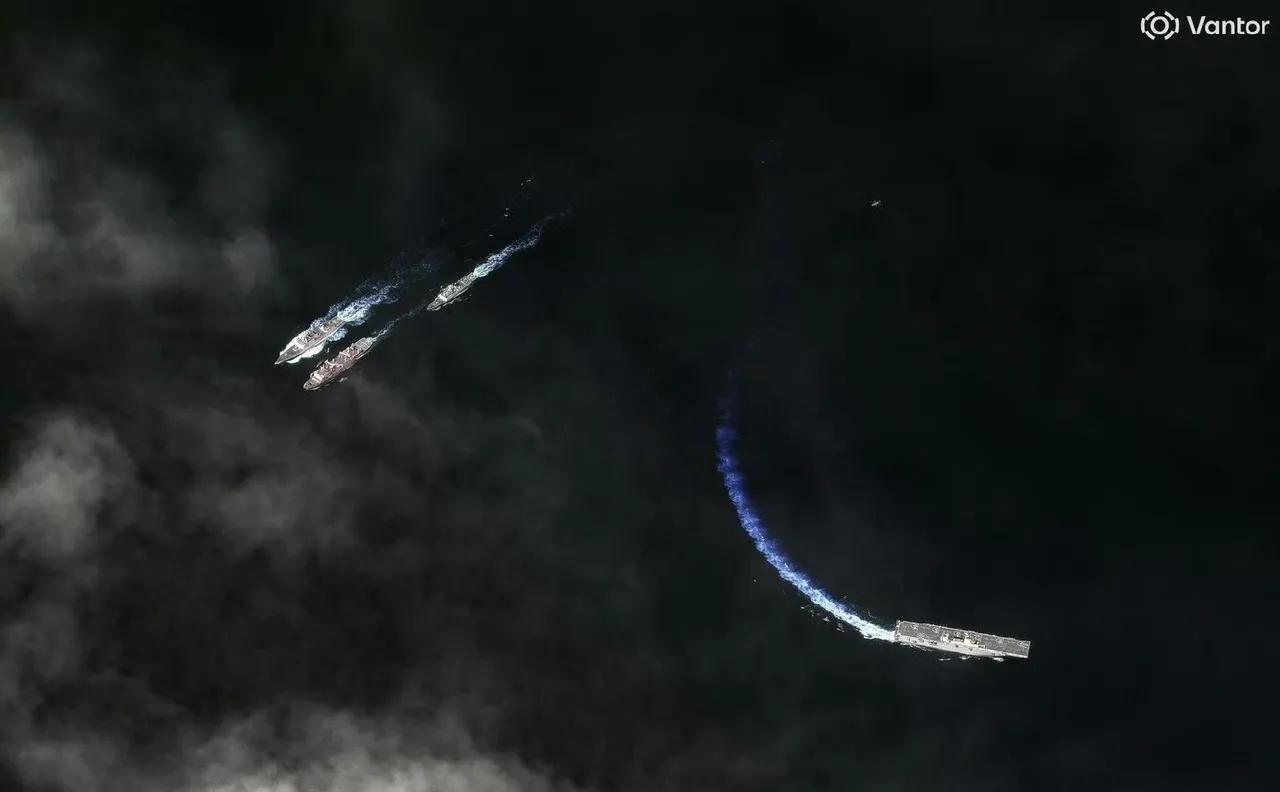 075两栖登陆舰海南舰，带着一众小弟，去澳大利亚探亲了。
一艘055，一艘054