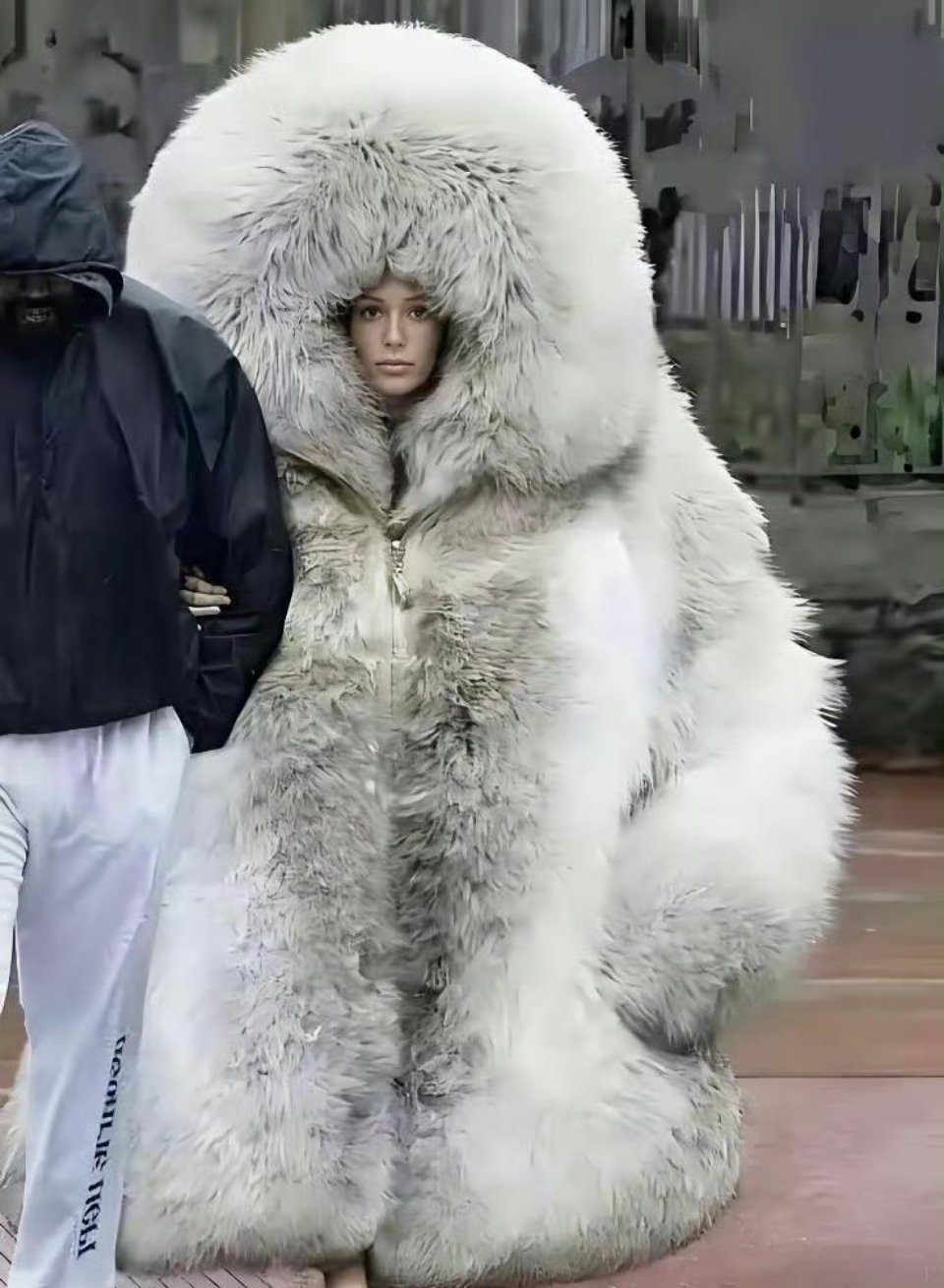 侃爷给老婆穿上貂了，果然是太极端了