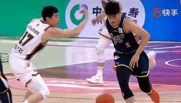 我一直觉得陈家政会是广东队下一个挑大梁的人。
他的突破和三分都挺稳的，现在缺的就