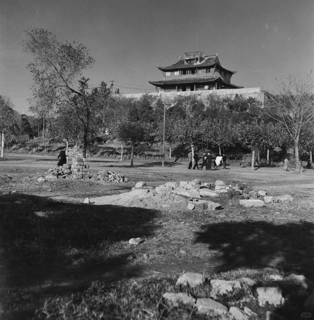 1944年，德国摄影师赫达·莫里逊镜头里的南京鼓楼，此时的南京正处于日占时期、汪