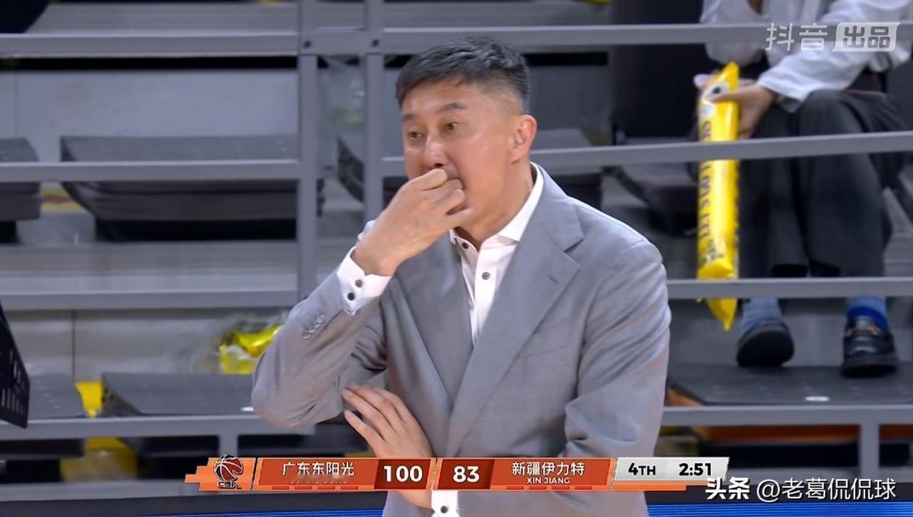 广东东阳光主帅杜峰真是太不讲卫生了！在今天广东东阳光主场迎战新疆伊犁特的比赛中，