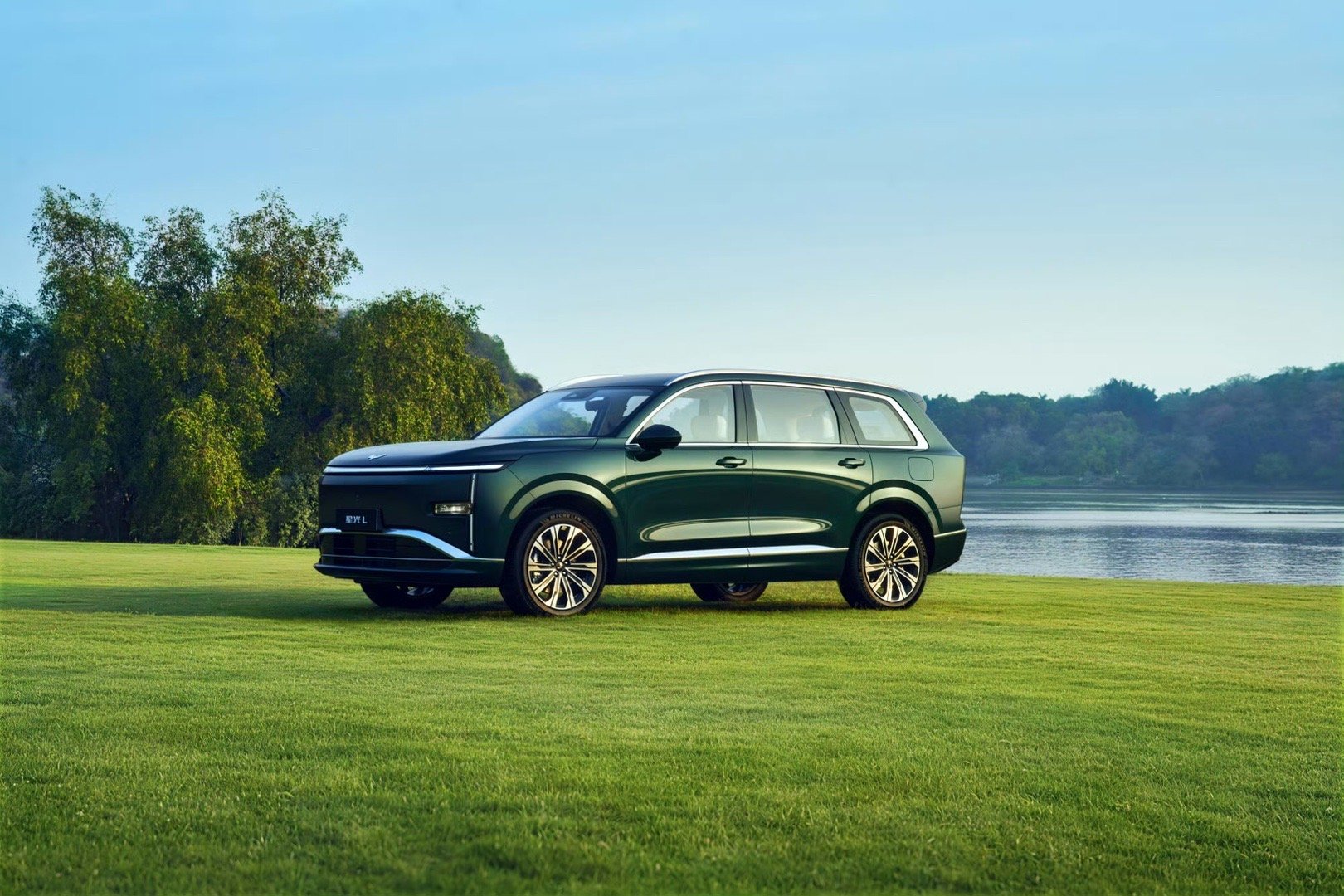 长续航大六座SUV五菱星光L，车长4980mm、轴距2950mm，2+2+2独立