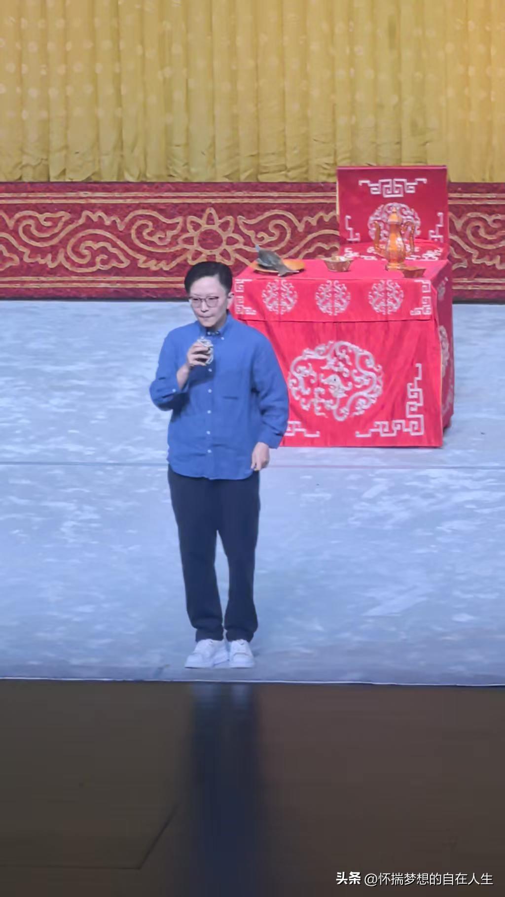 这张照片拍摄于9月12日北京艺术中心，是王珮瑜老师演出完全本《伍子胥》后，谢幕时