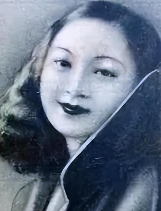 1952年，青岛第一名妓于小脚被执行枪决，人们将刑场围得里三层、外三层，都想一睹