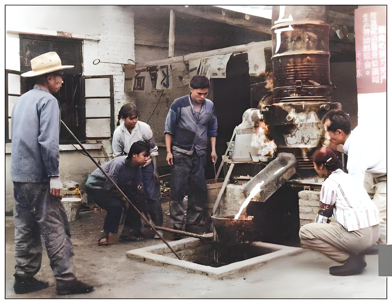 1958年“大跃进”全民炼钢潮里，这张照片记下一幕。简陋场地中，土制炼钢炉冒着火