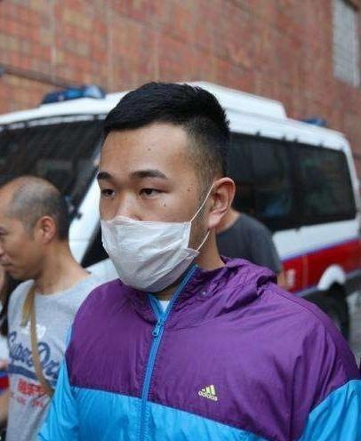 港媒报道：当年咬断港警手指的“乱港”暴徒，如今出狱还想跑英国读法律？做梦去吧！
