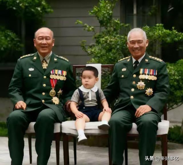 两位一级上将1960年留下罕见合影，中间坐着一个孩子，把两家人的命运全连在了一起