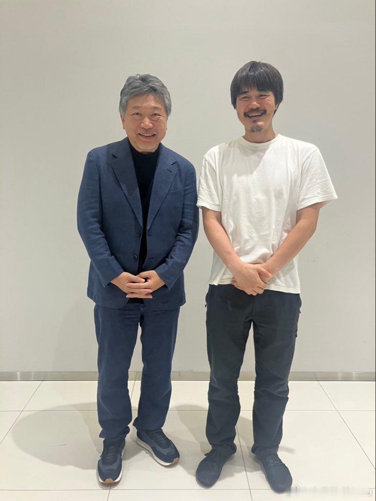《蓦然回首》真人版导演是枝裕和和动画版导演押山清高的合照 ​​​