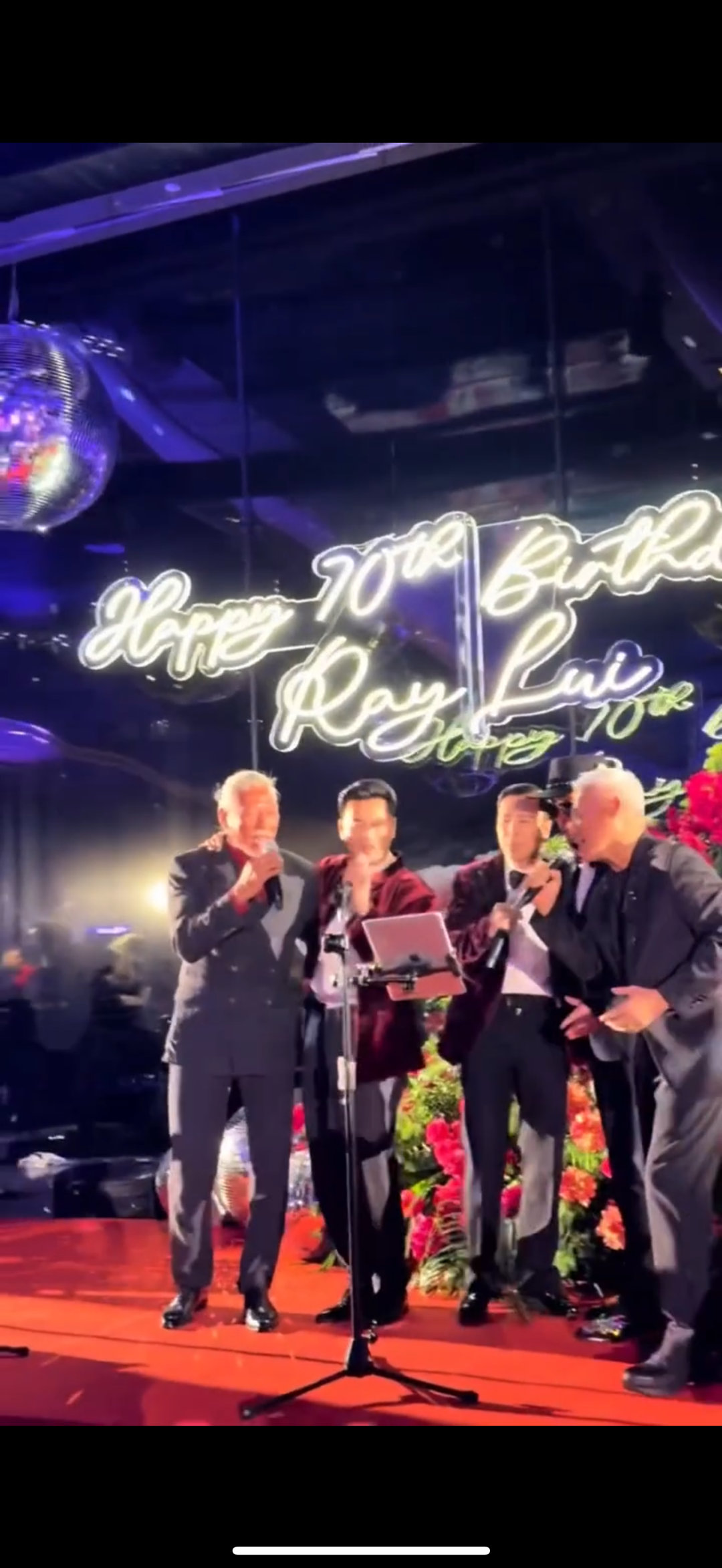 吕良伟七十大寿，张耀扬同台唱歌，乌鸦哥为什么这么显老
