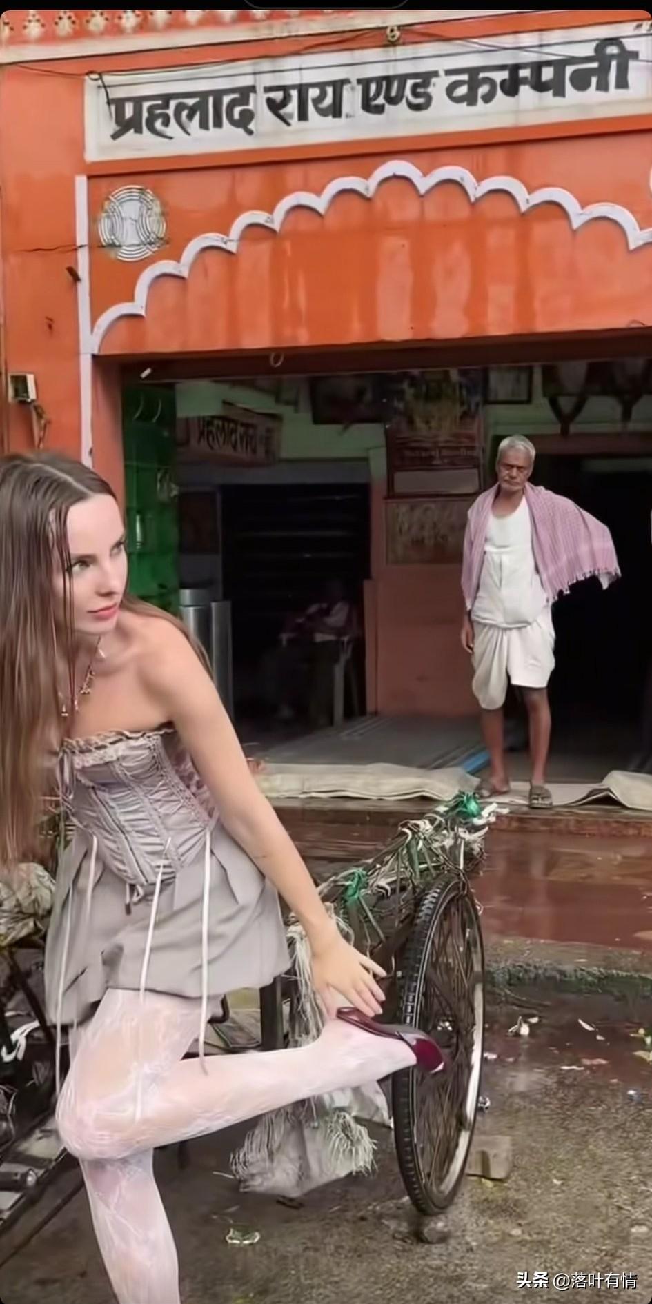 都说印度是一个危险的国家，
但总有很多老外去尝试，
她们都穿着的非常的少，
每一
