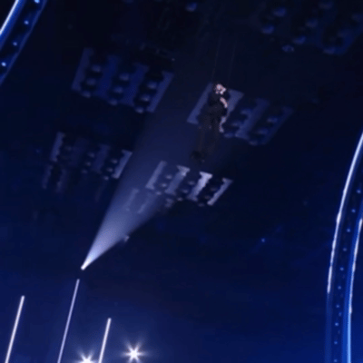 齐思钧吊威亚出场 到底是谁想的出场方式啊！小齐一脸淡定被吊上天，乘风还没开始，笑