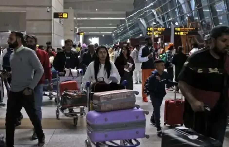 美国H-1B签证新政引发的风波，本质是技术霸权与人口结构的双重焦虑。特朗普政府将
