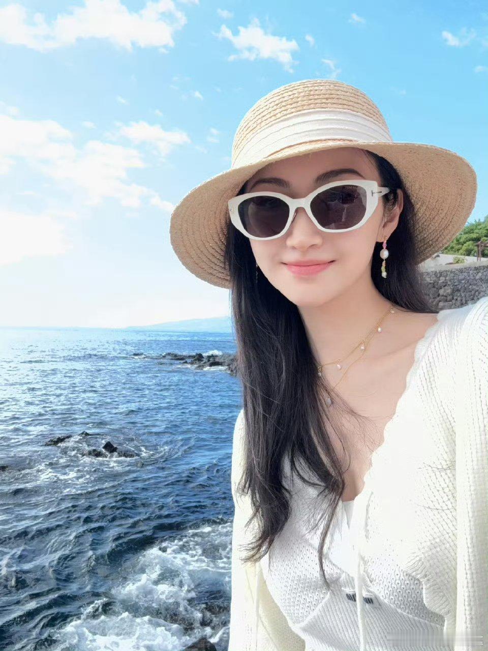 景甜白到发光的旅游照 景甜海边旅游照太绝！白色长裙配草帽，阳光里肌肤白到发光，回