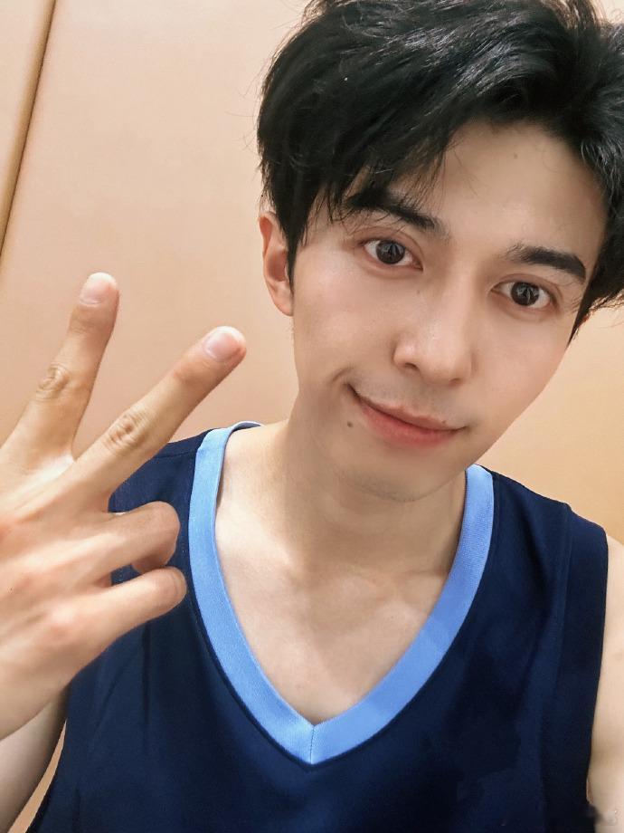 赵小童的篮球日  赵小童的篮球日感觉真的是活力满满呀，并且跟我们分享了比耶的自拍