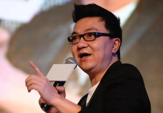 一边是足协烧钱搞青训中心，一边是董路靠一张嘴两条腿，带着一群孩子满世界打比赛。哪