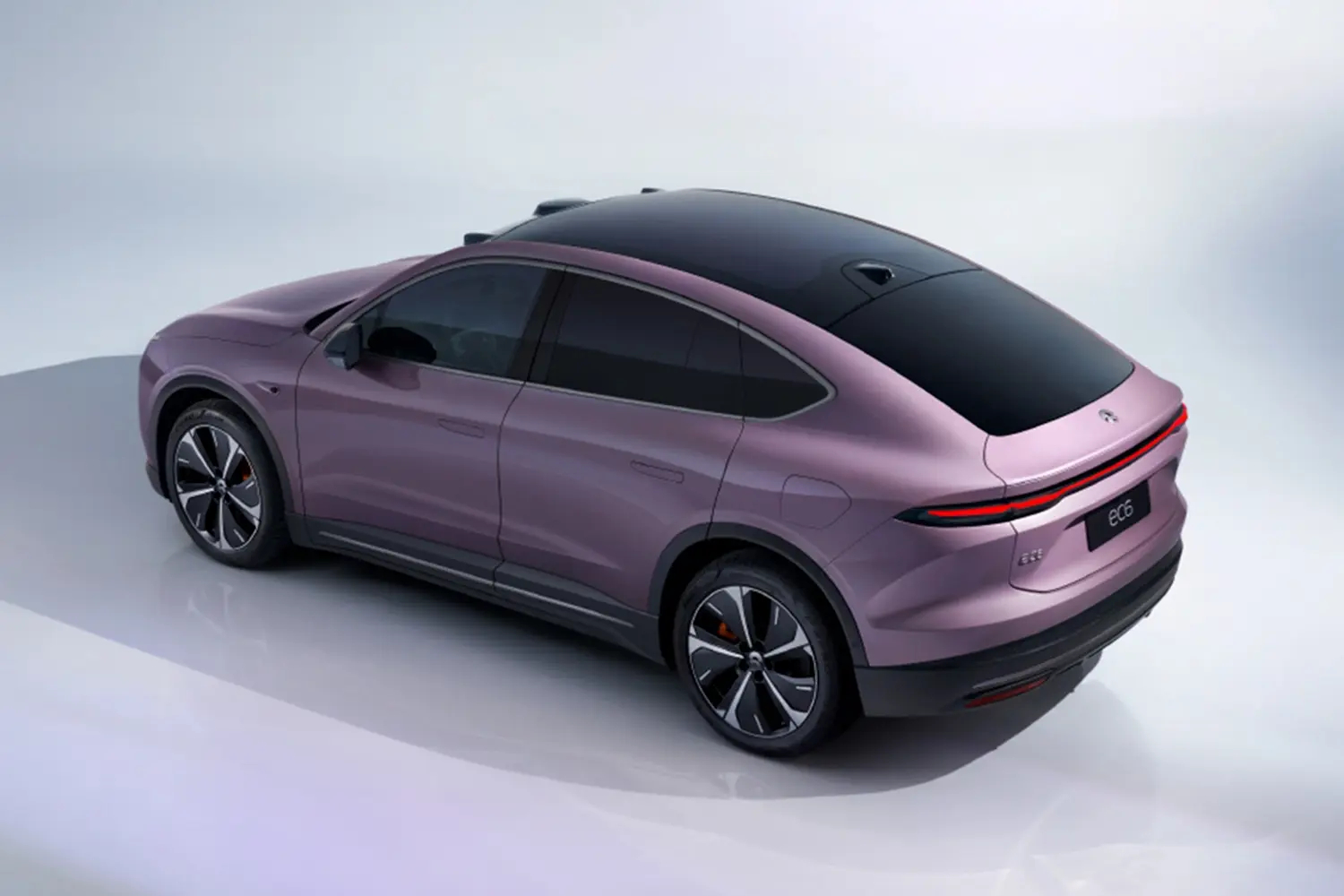 雪天开EC6出门真的很有氛围感了❄️，灵境紫在雪地里颜值是真的很高，溜背造型搭配