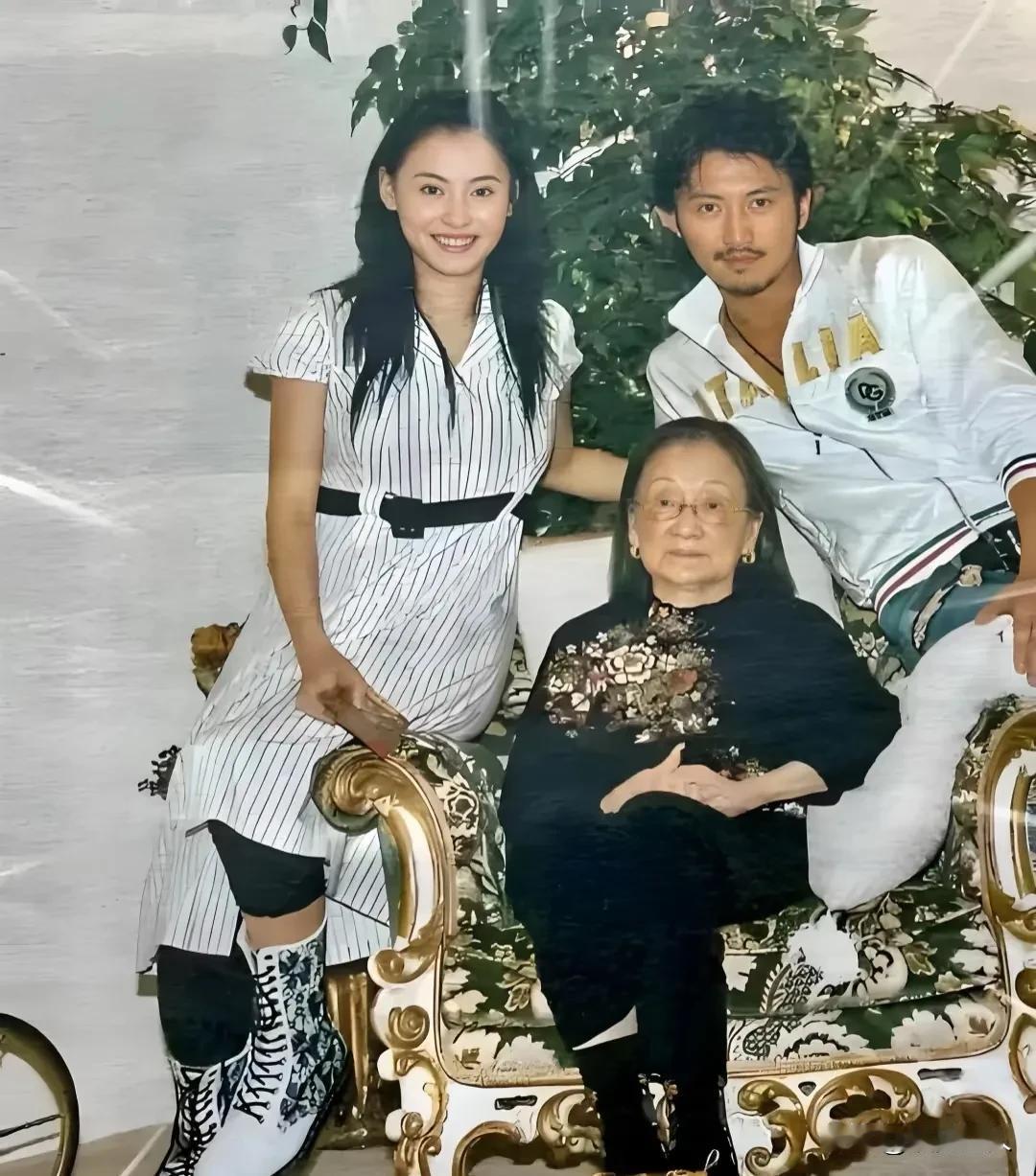 谢霆锋、张柏芝和奶奶同框，你们第一眼瞅见谢老太，没觉得眼熟到不行？这不就是“四哥