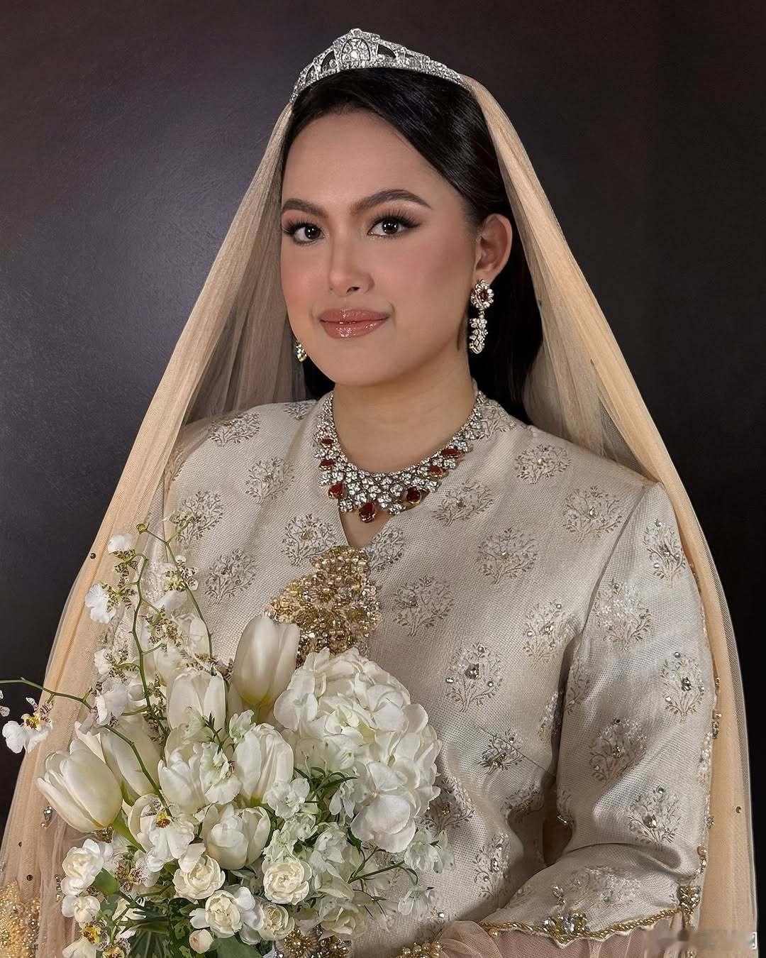 马来西亚王室 🇲🇾6月6日，彭亨苏丹阿卜杜拉·沙阿的侄女阿米拉·阿兹瓦·阿莎